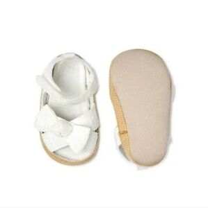 Bow sandals, white 3-6 months. Child Of Mine.